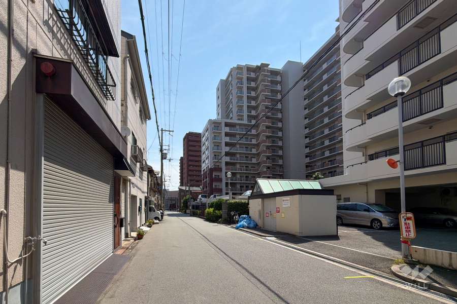 敷地北側の前面道路（西側から）