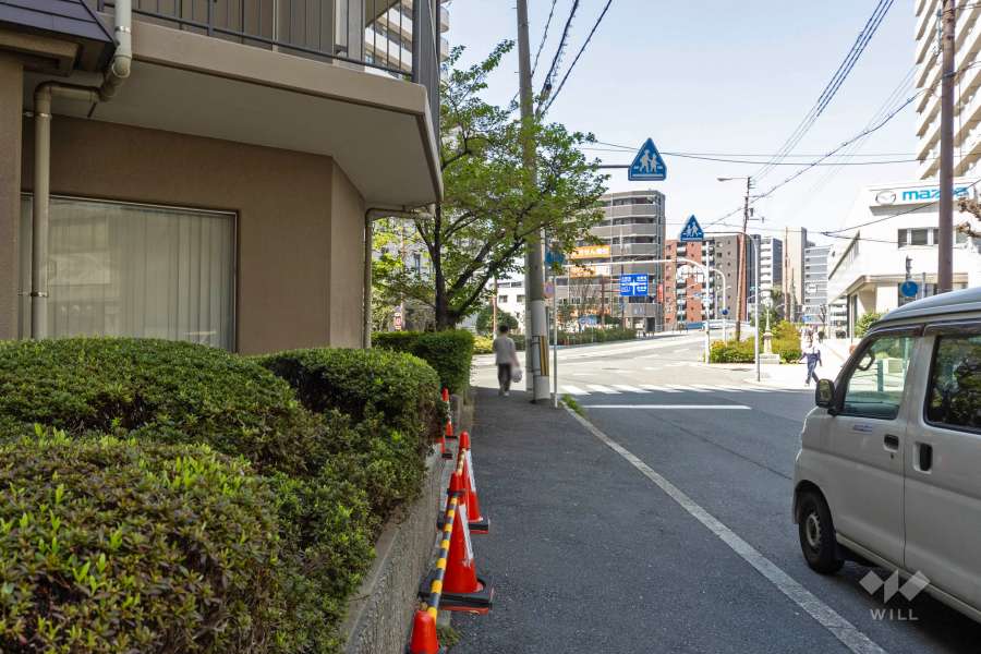 敷地北側の前面道路（東側から）