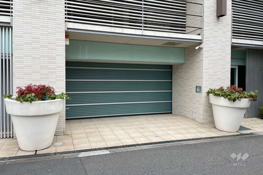 駐車場の出入り口（シャッター付き）