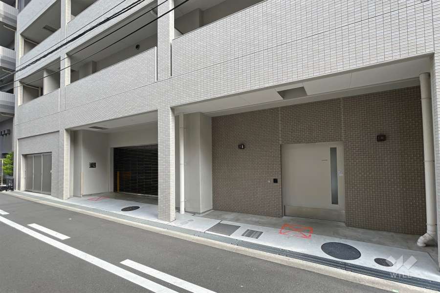 駐車場出入り口（リングシャッター付き）と駐輪場の出入り口