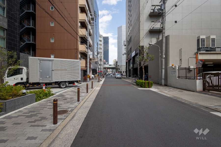 敷地南側の前面道路（西側から）