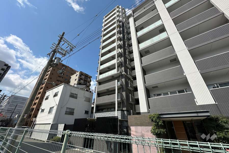 プレサンスロジェドーム前の外観（北東側から）　