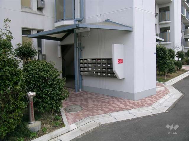 共用ポストとエントランス