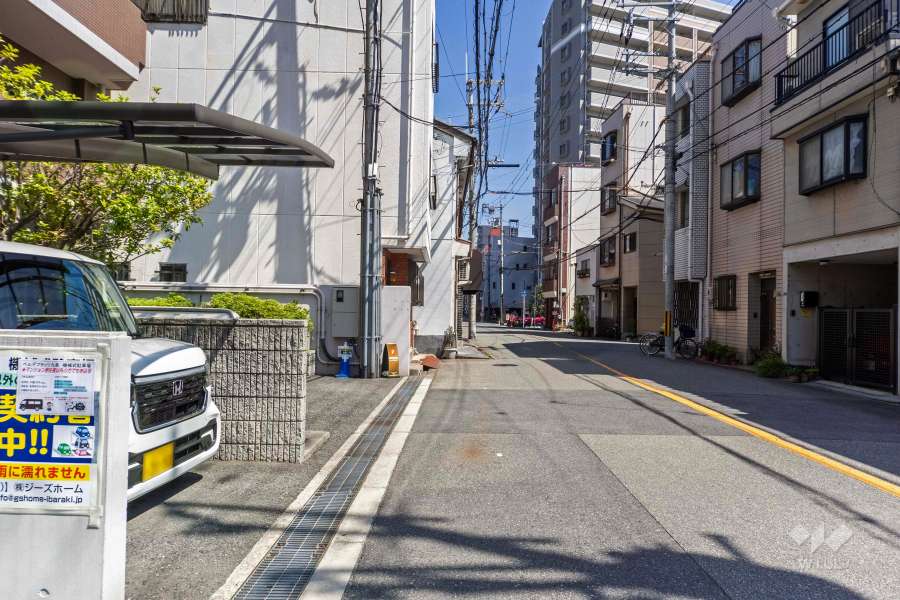 敷地南西側の前面道路（北西側から）