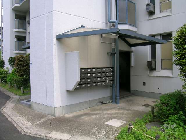 住戸入口と共用ポスト