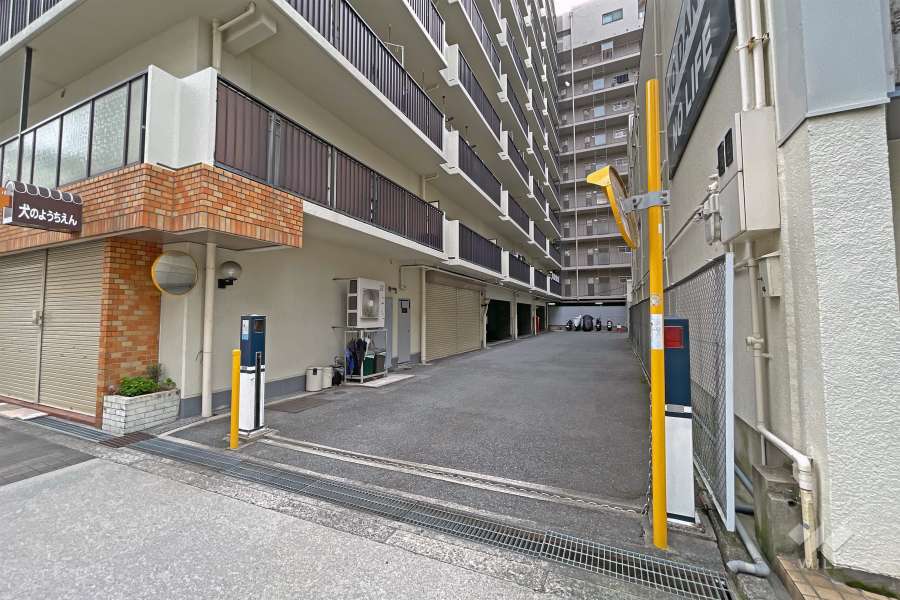 駐車場の出入口（ロボットゲート付）