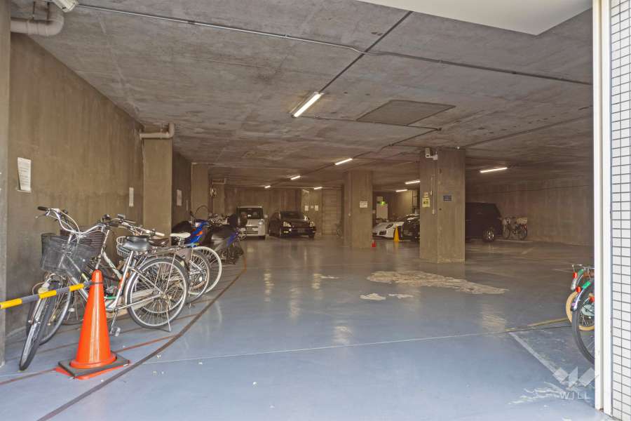 敷地内駐車場（屋内平面式）と駐輪場