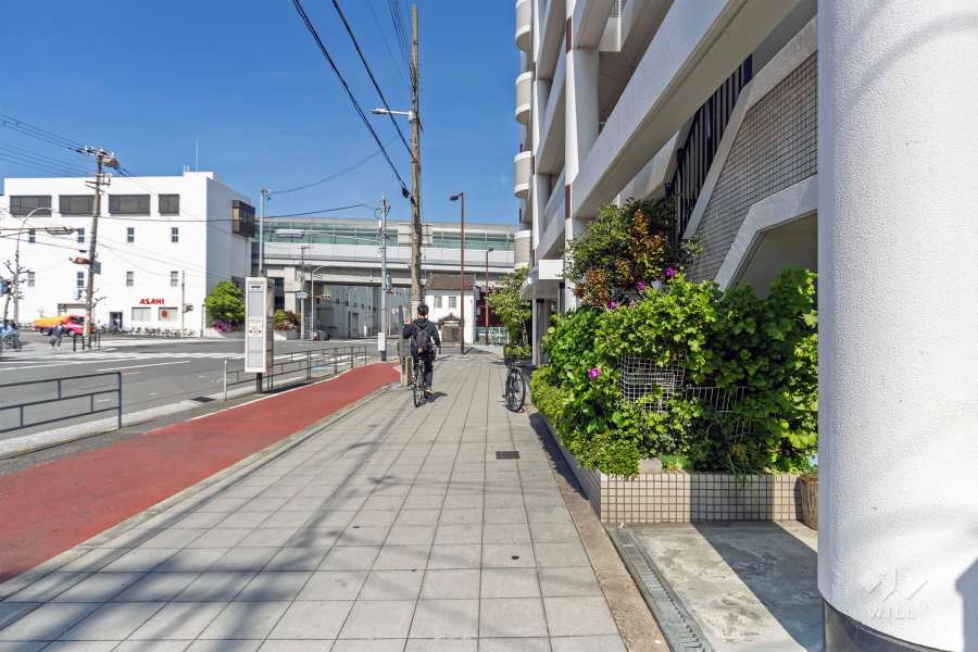 敷地の北側前面道路（西側から）。「安治川トンネル前」のバス停がマンション目の前にあります。