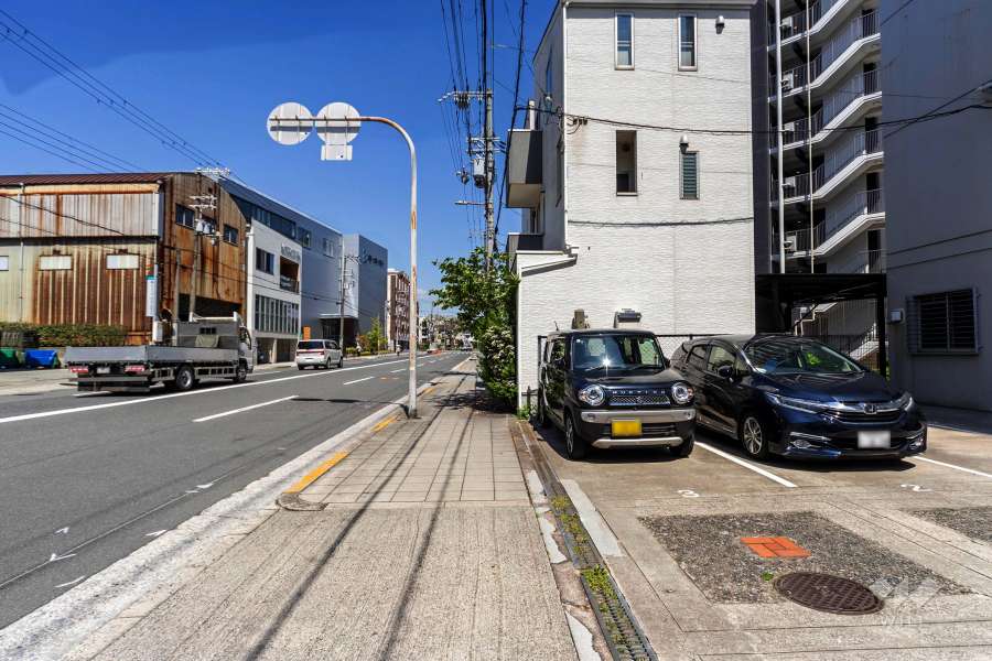 敷地北西側の前面道路（南西側から）