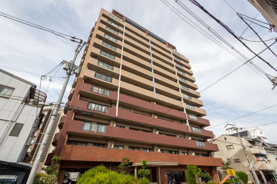 ユニアルス九条プレジオの外観（西側から）