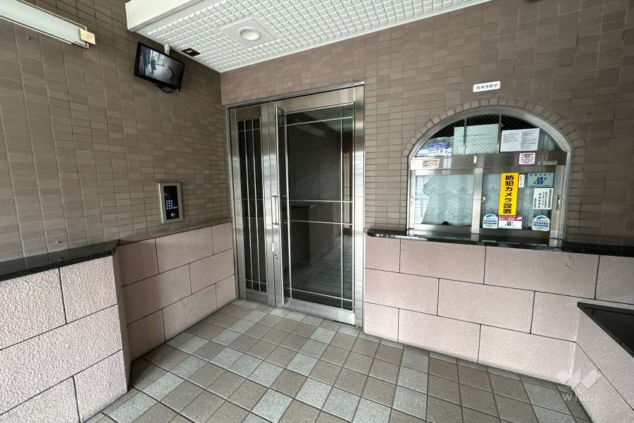 エントランスはオートロック付きです。