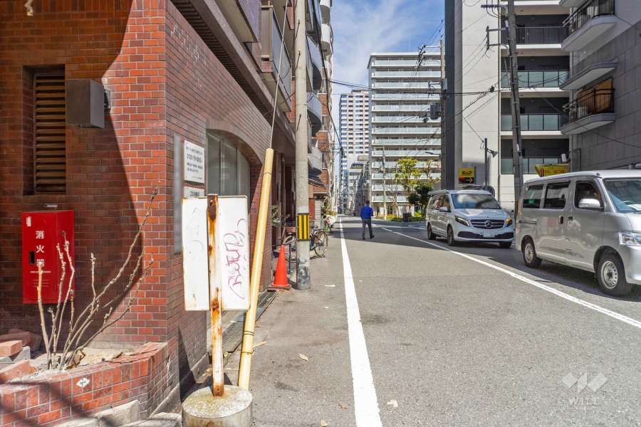 敷地南東側の前面道路（南西側から）