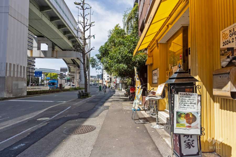 敷地南西側の前面道路（南東側から）