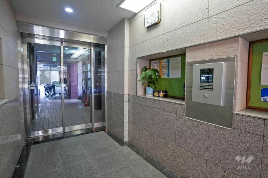 エントランスはオートロック付きです。