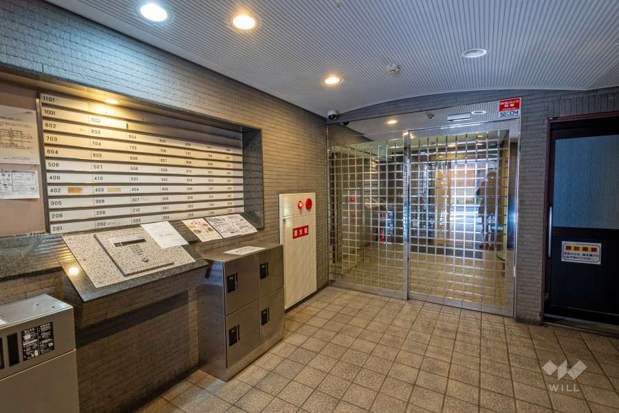 エントランスはオートロック・宅配ボックス付きです。