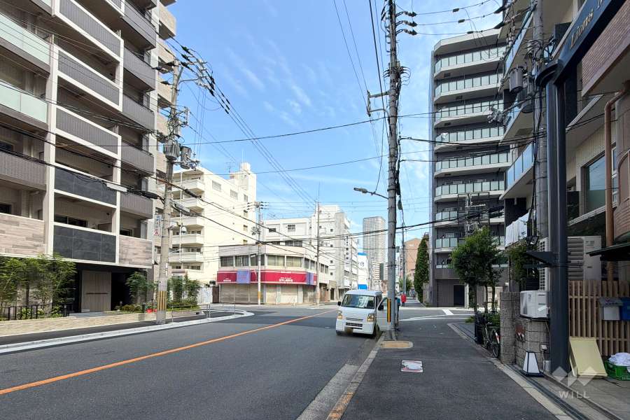 敷地西側の前面道路（南側から）