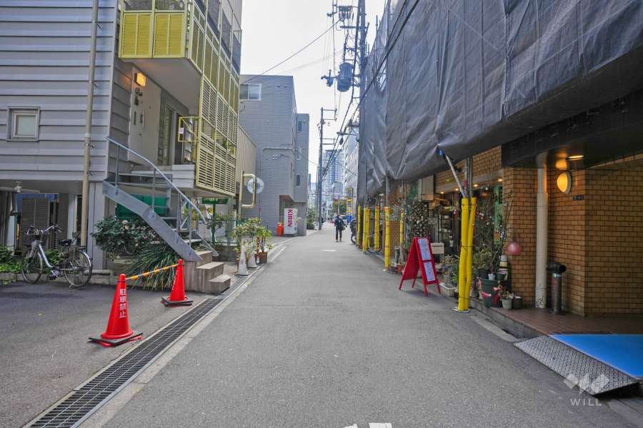 敷地東側前面道路は籠屋町筋です（北側から）。