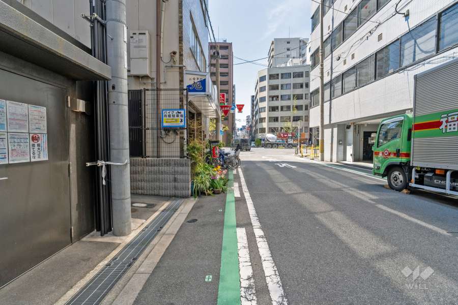 敷地の北側前面道路（東側から）を西へ少し進むと「なにわ筋」に出ます。