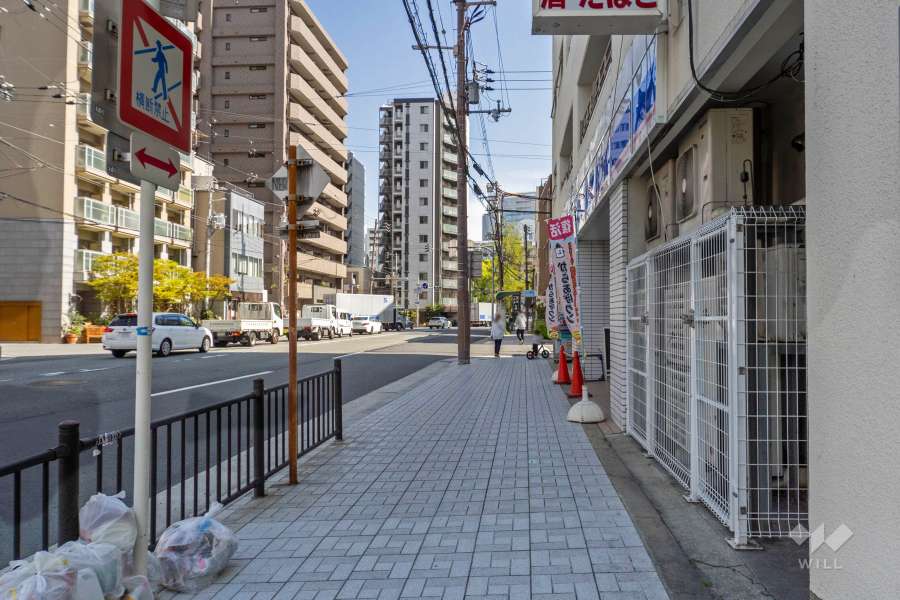 敷地北東側の前面道路（北西側から）