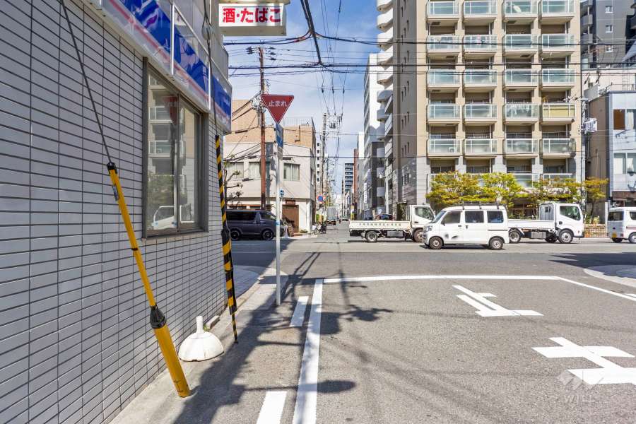 敷地南東側の前面道路（南西側から）