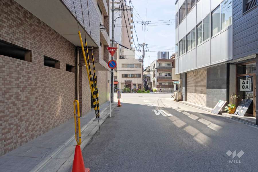 敷地北西側の前面道路（北東側から）