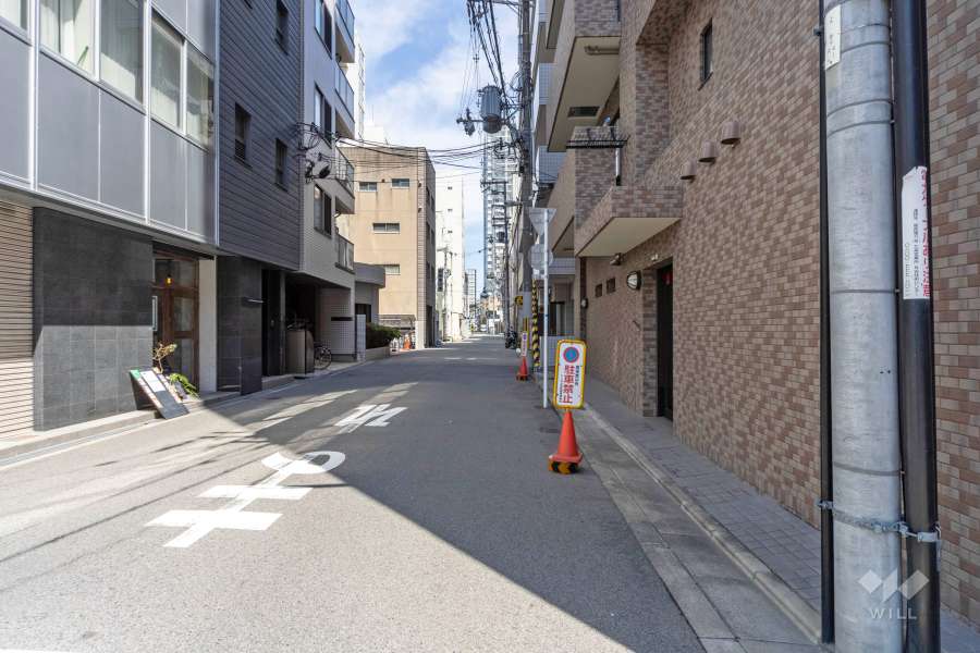 敷の北西側の前面道路（南西側から）