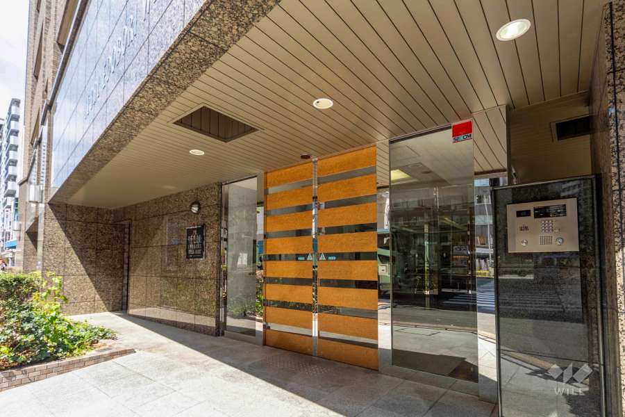 エントランスはオートロック付きです。