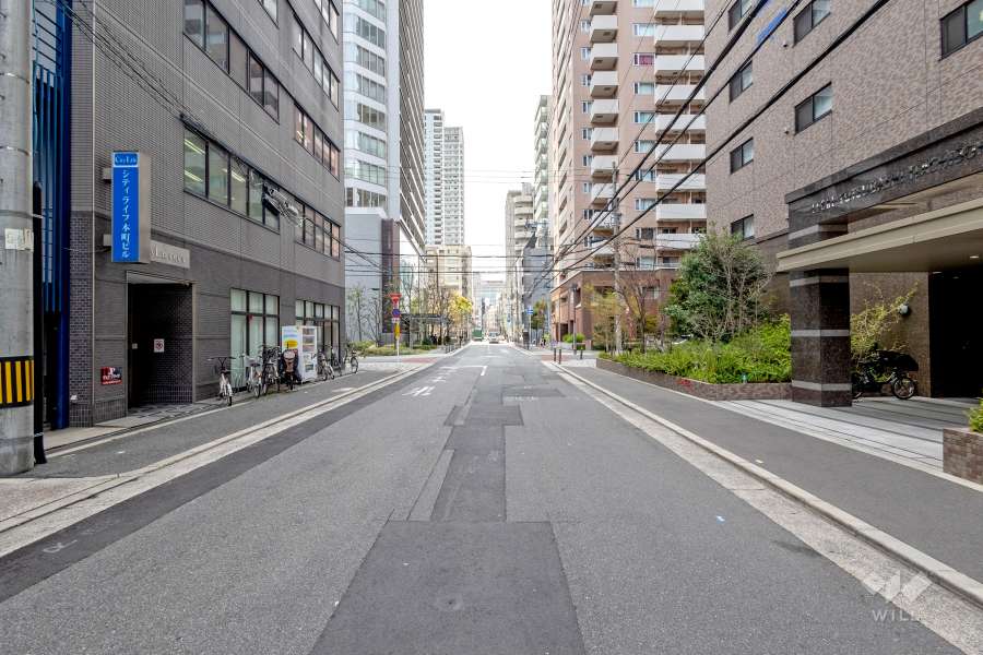 敷地の東側前面道路