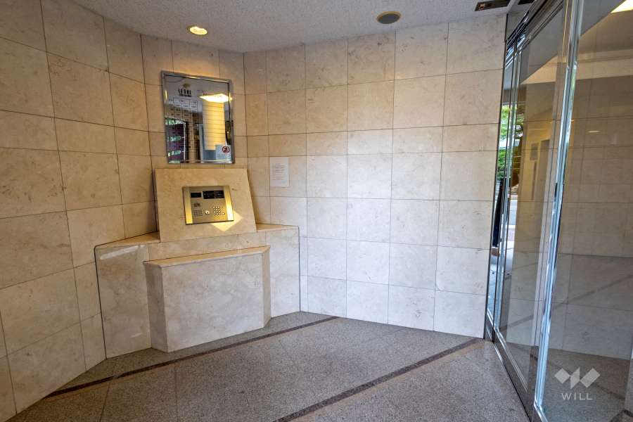 エントランスはオートロック付きです。