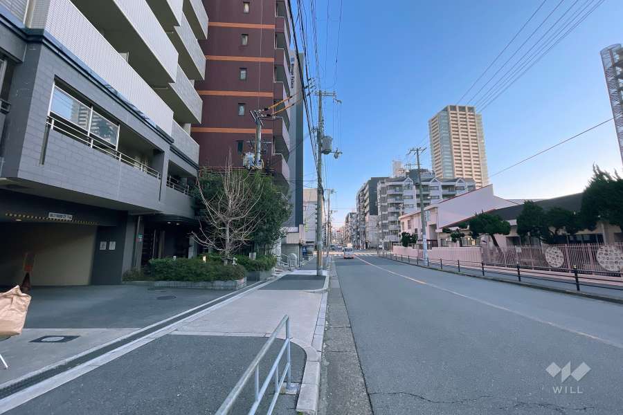 敷地南東側の前面道路（南西側から）