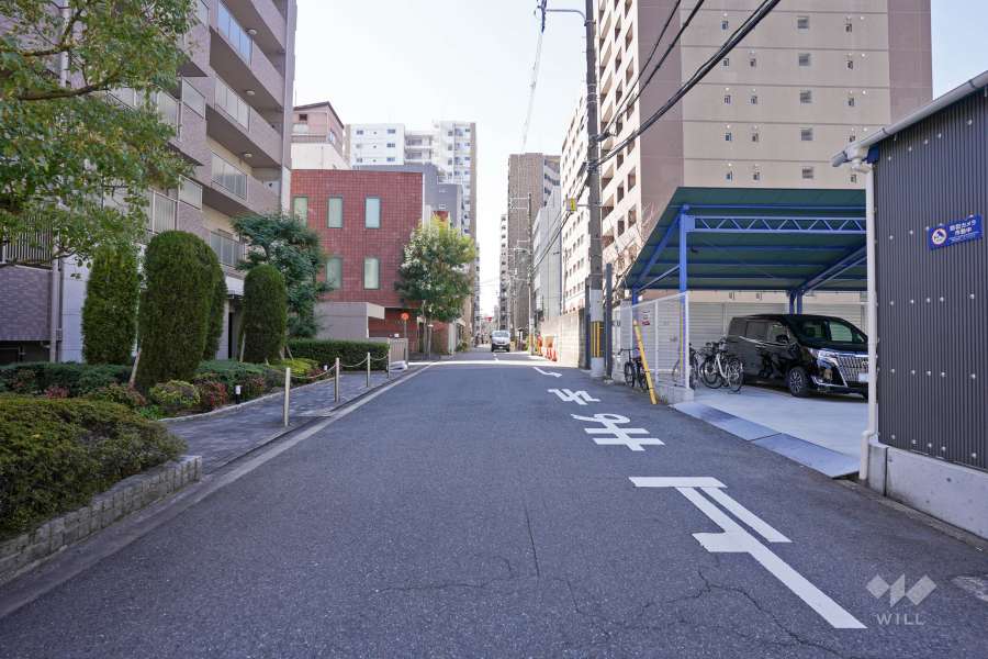 敷地北西側の前面道路（北東側から）