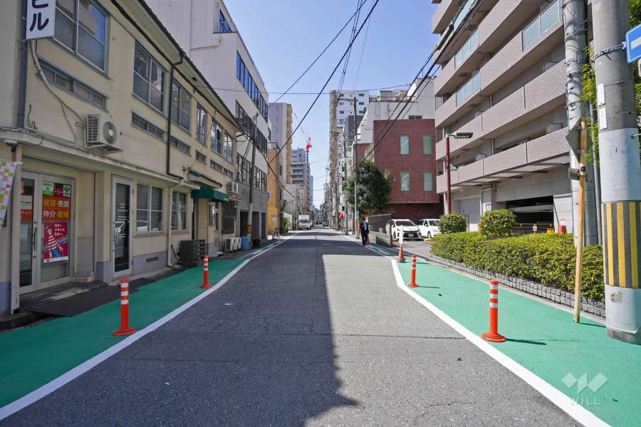 敷地南東側の前面道路（北東側から）