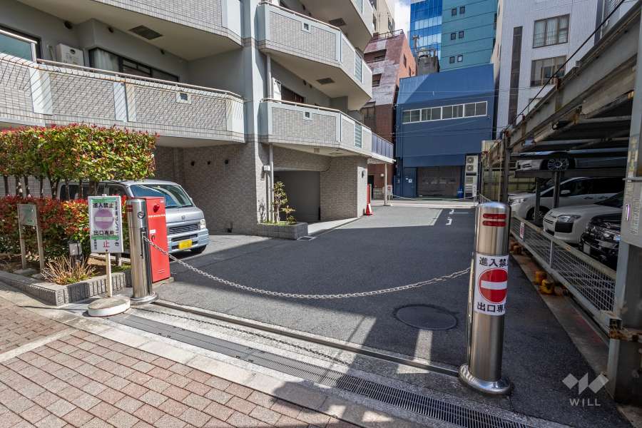駐車場の出入り口（ロボットゲート付き）・敷地内駐車場（屋外機械式、屋内平面式）