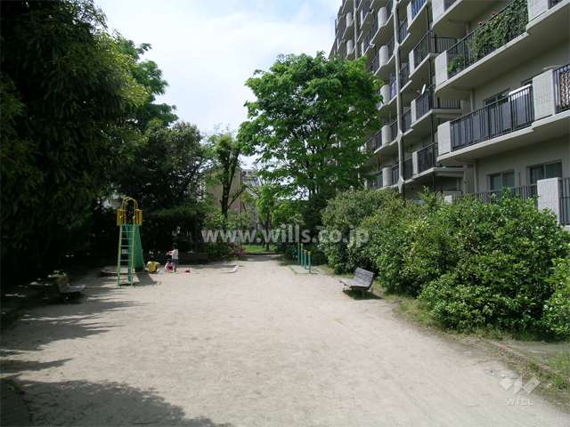 敷地南側にある緑豊かな公園。遊具も設置されています。