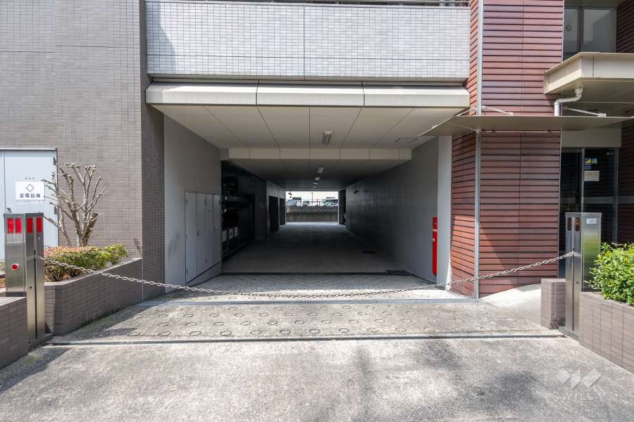 駐車場の出入り口（ロボットゲート付き）