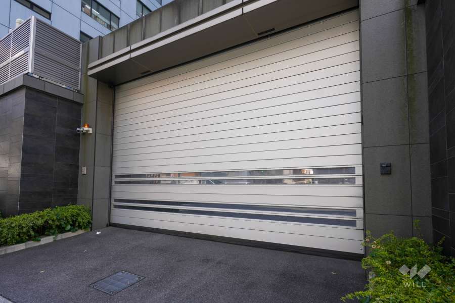 駐車場の出入り口（シャッター付き）