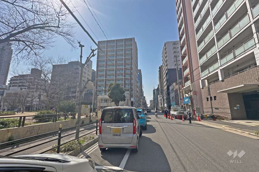 敷地南側の前面道路（東側から）