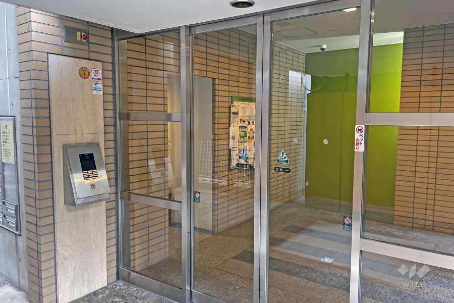 エントランスはオートロック付きです。
