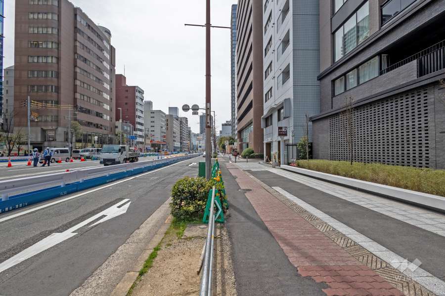 敷地の東側前面道路は、なにわ筋です（北側から）。