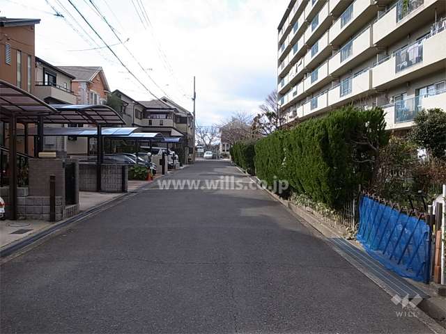 敷地の南側には一戸建が建ち並んでいます。