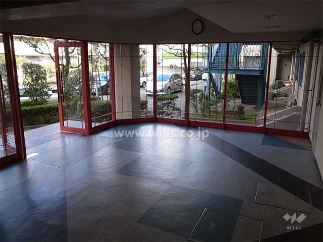 ガラス張りのエントランスホール