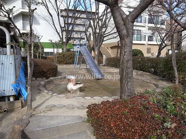 敷地に隣接した小さな公園