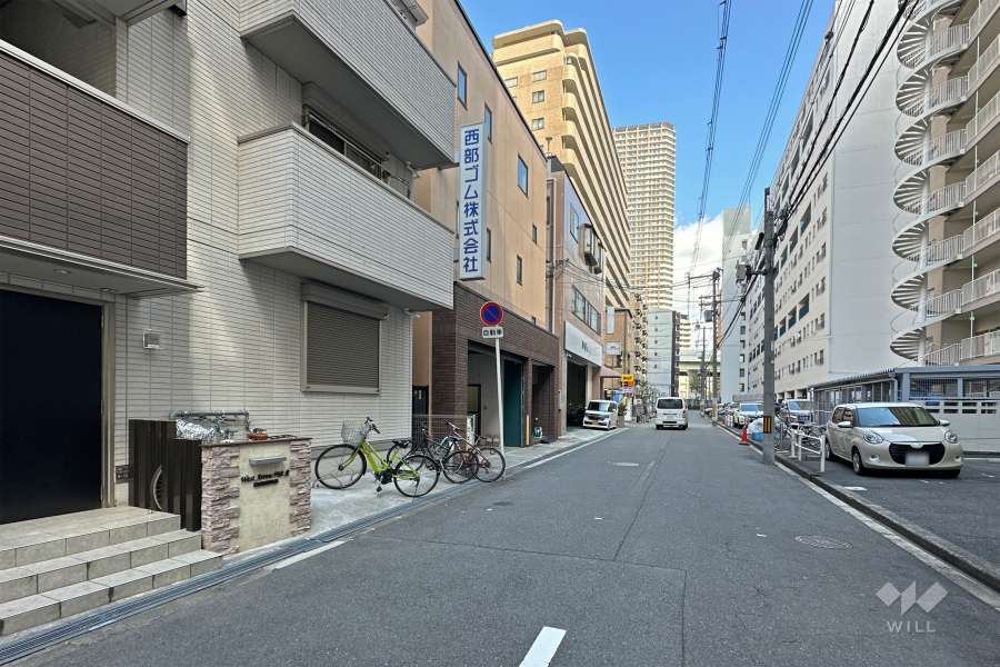 敷地西側の前面道路