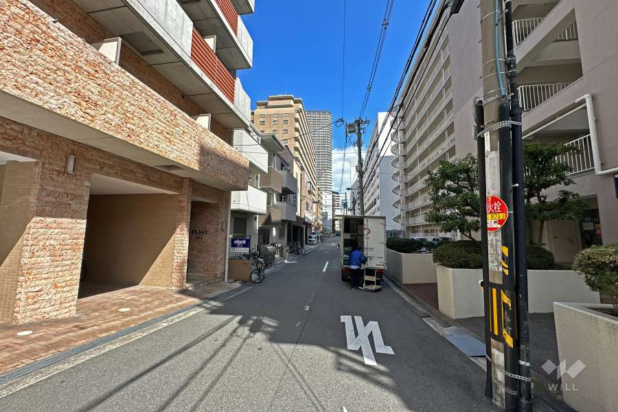 敷地西側の前面道路