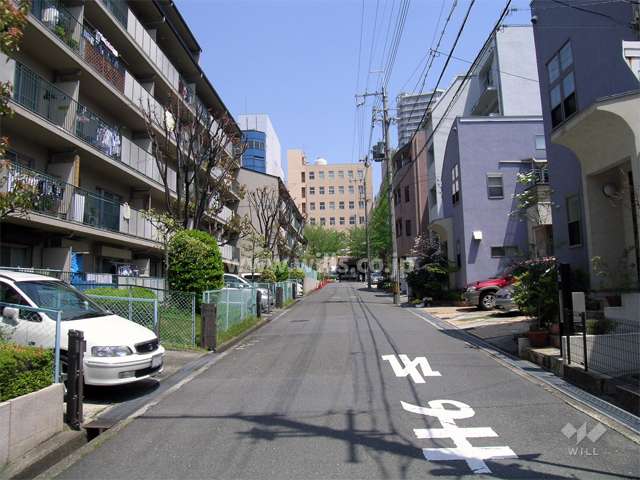 敷地南側の道路。周辺は区画の整った住宅地です。