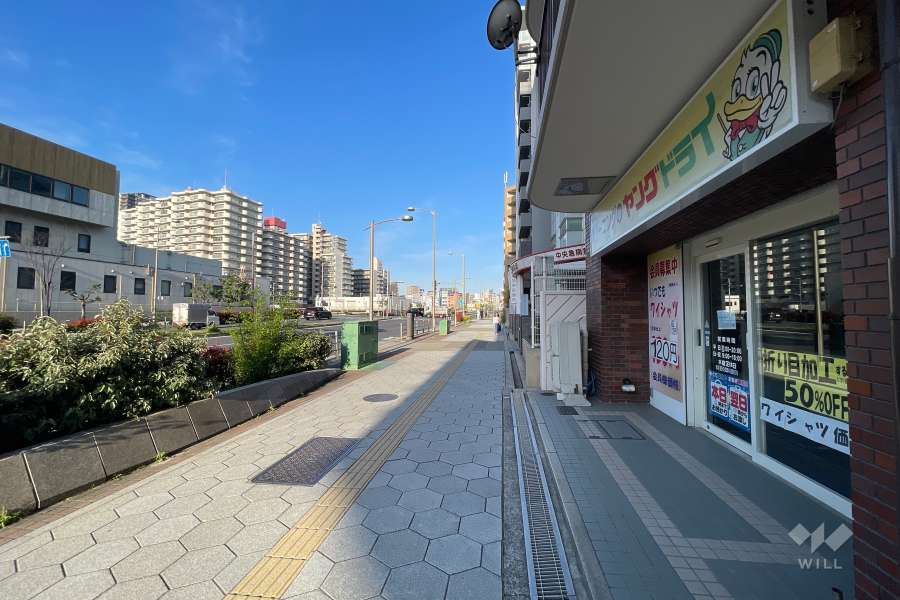 敷地南側の前面道路（東側から）