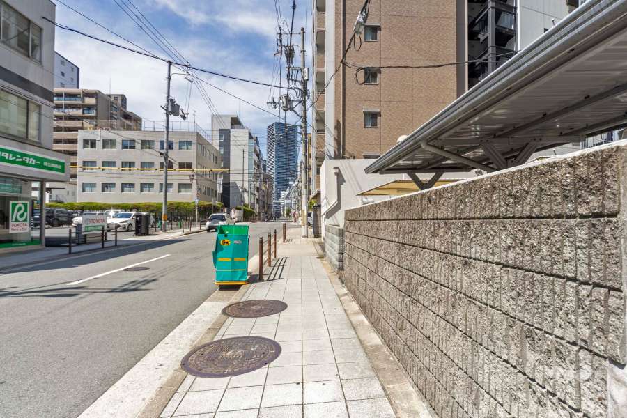 敷地南西側の前面道路（南東側から）