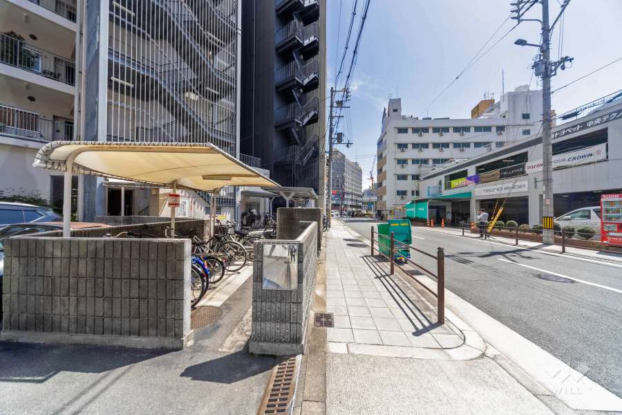 敷地南西側の前面道路（北西側から）