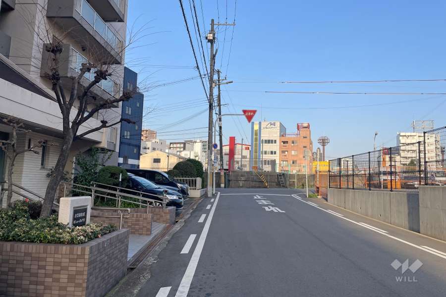 敷地北側の前面道路