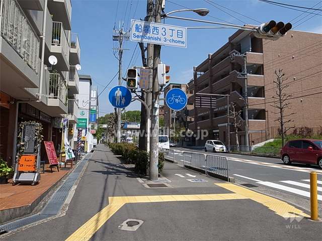 敷地南側の前面道路は二車線のバス通りです。